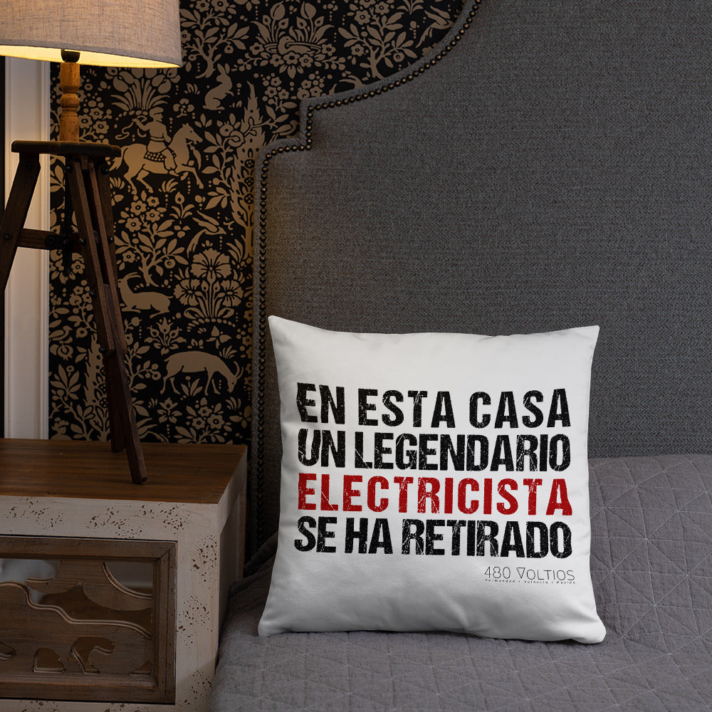 A Legendary Electrician is Retired Basic Pillow Spanish