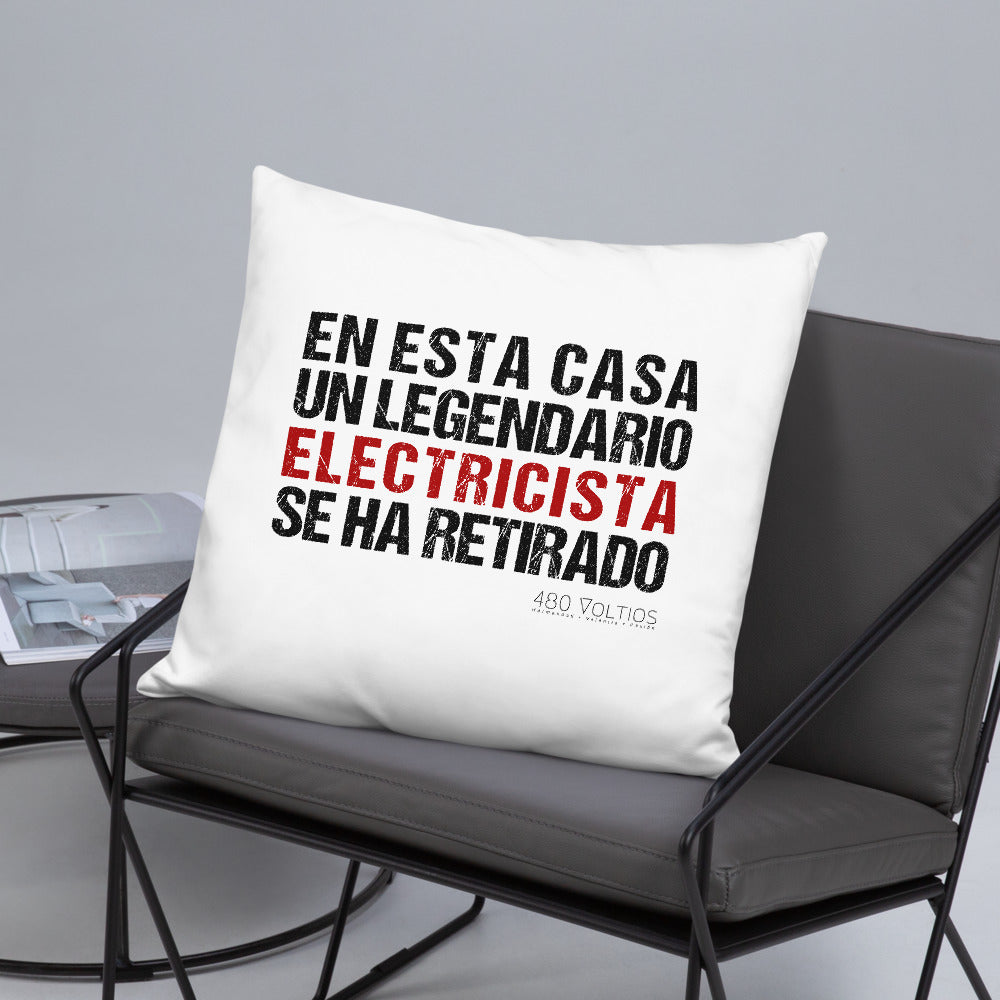 A Legendary Electrician is Retired Basic Pillow Spanish