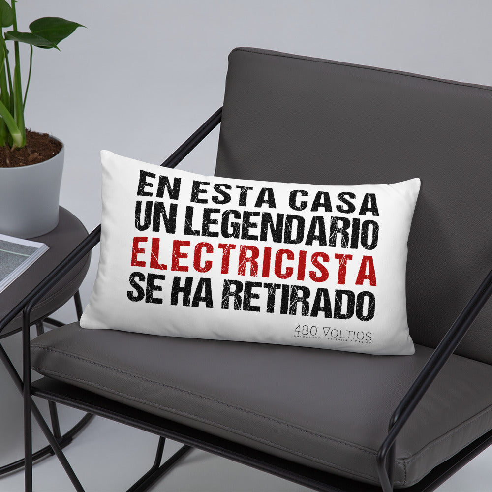 A Legendary Electrician is Retired Basic Pillow Spanish