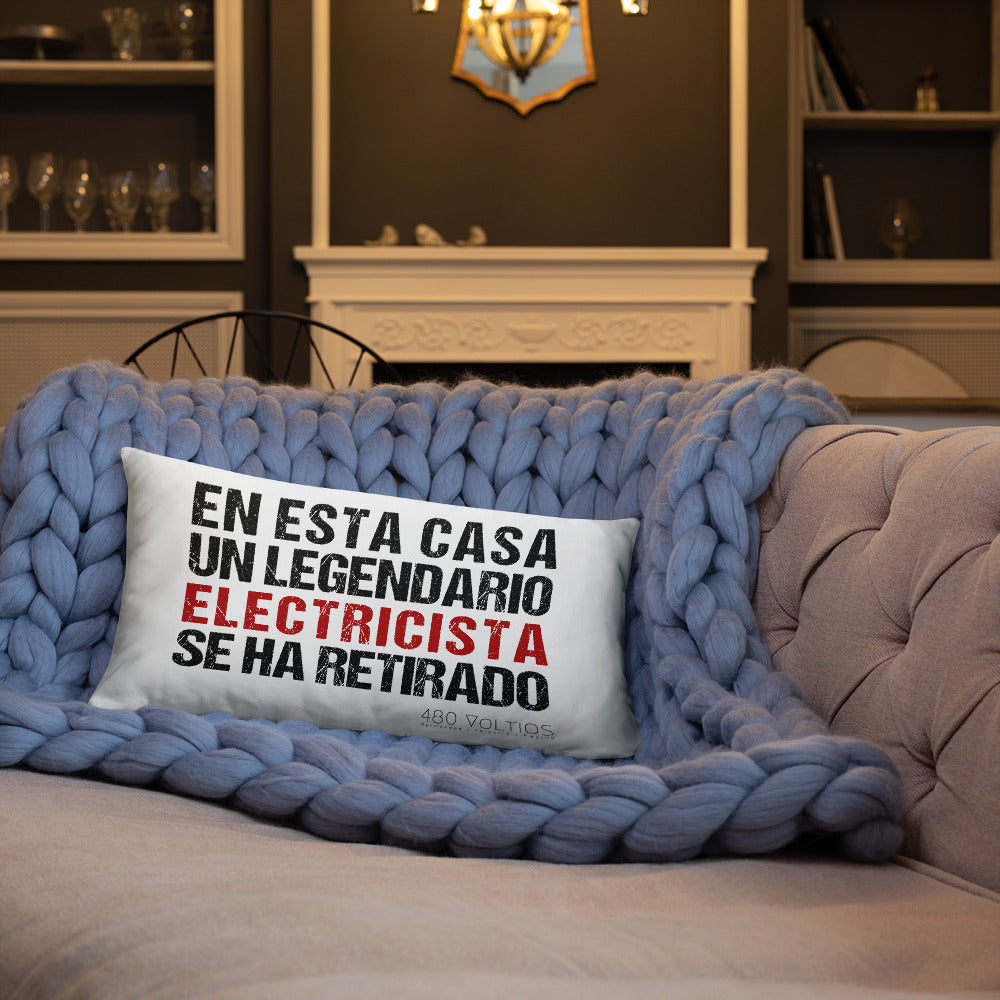 A Legendary Electrician is Retired Basic Pillow Spanish