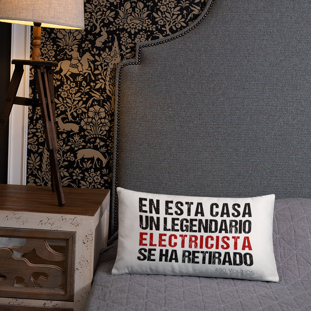 A Legendary Electrician is Retired Basic Pillow Spanish