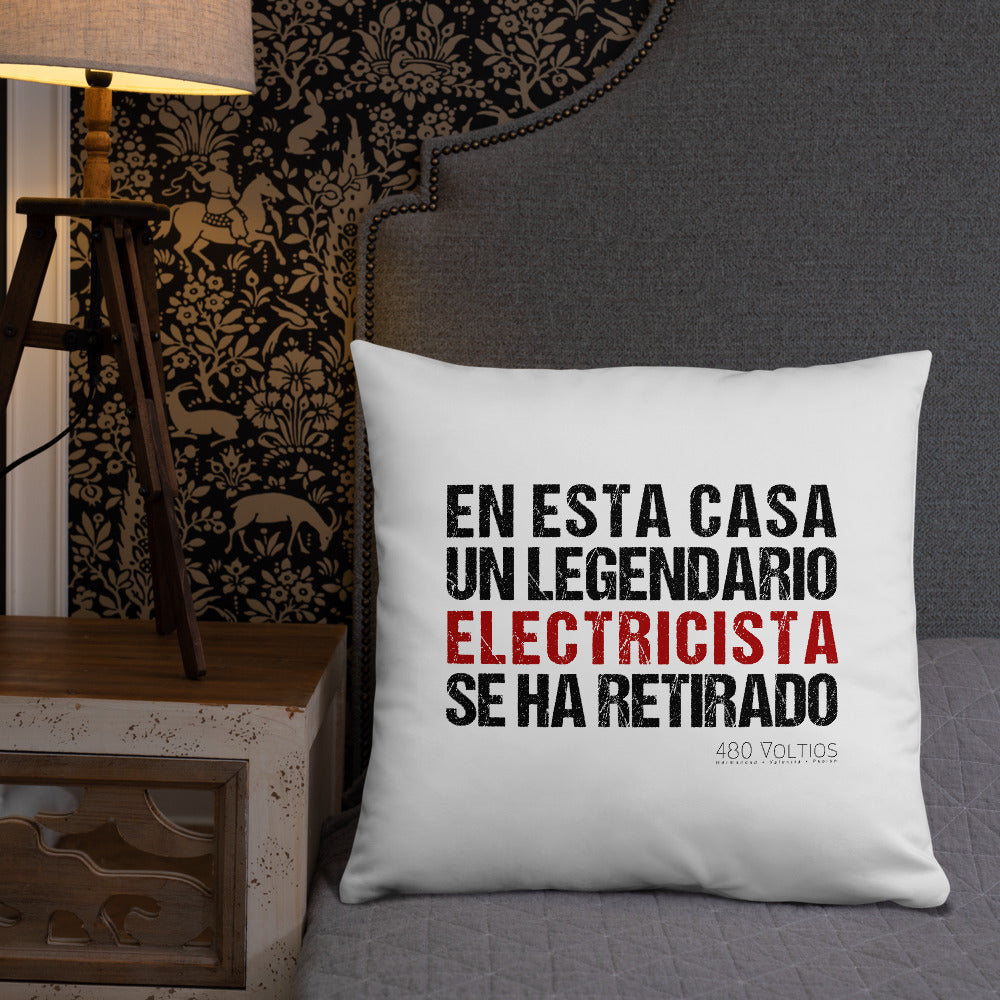 A Legendary Electrician is Retired Basic Pillow Spanish