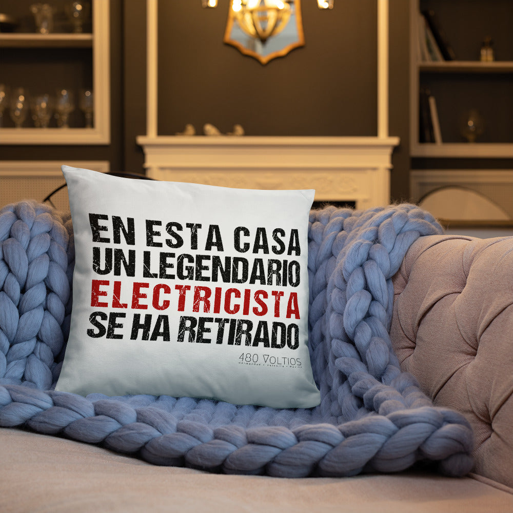 A Legendary Electrician is Retired Basic Pillow Spanish