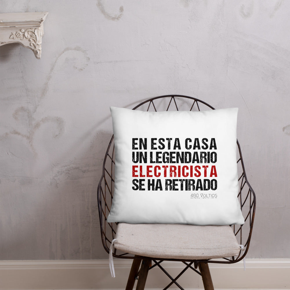 A Legendary Electrician is Retired Basic Pillow Spanish