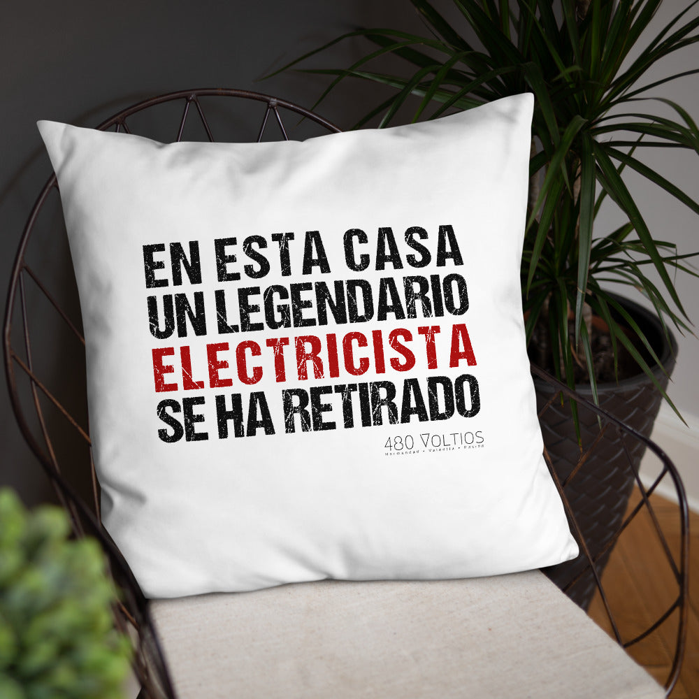 A Legendary Electrician is Retired Basic Pillow Spanish