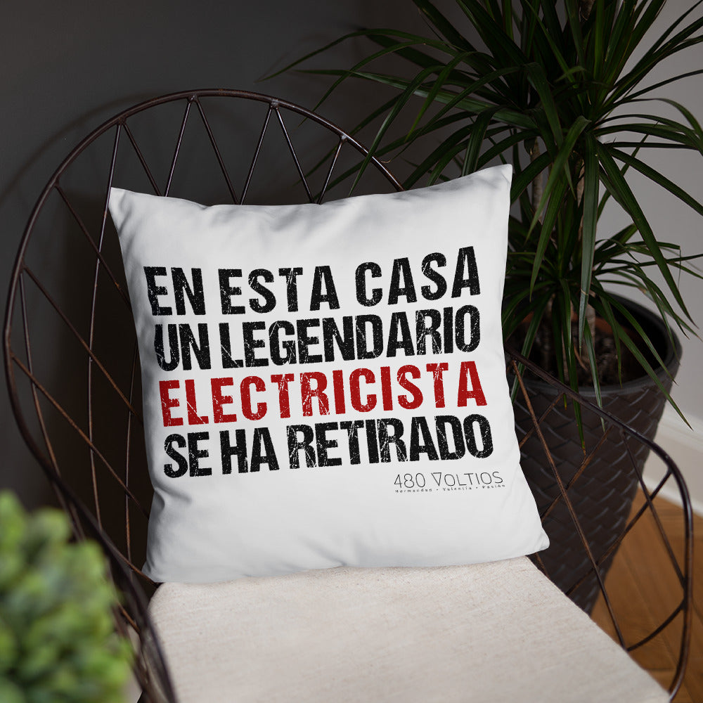 A Legendary Electrician is Retired Basic Pillow Spanish