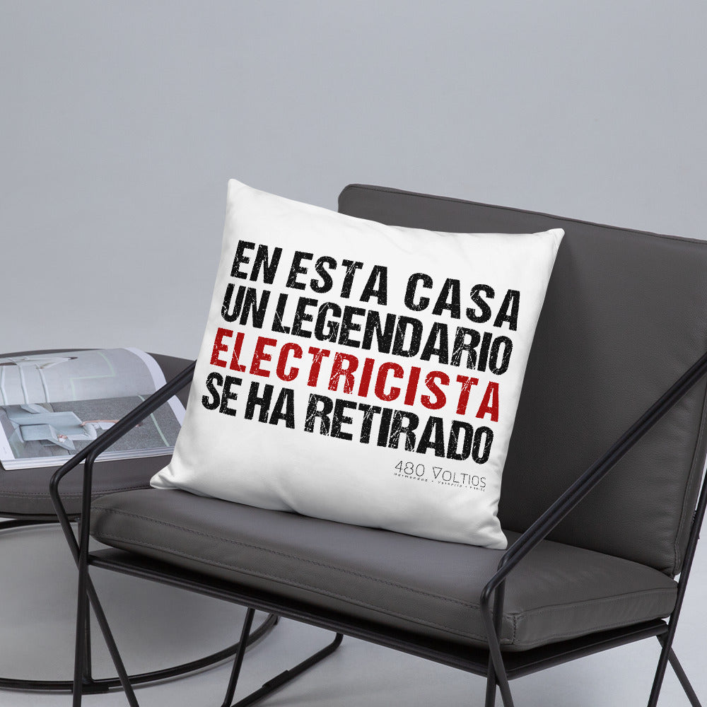 A Legendary Electrician is Retired Basic Pillow Spanish