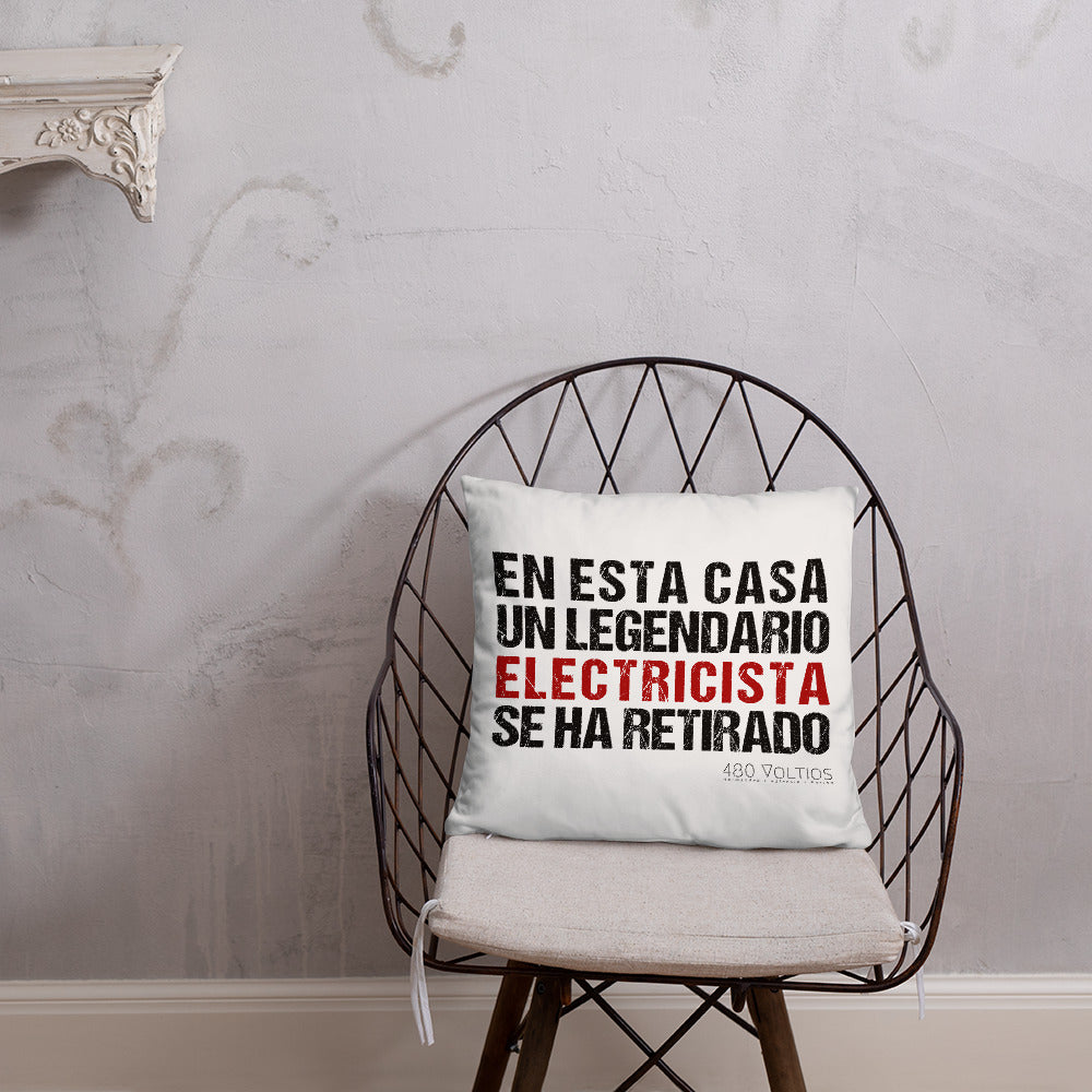 A Legendary Electrician is Retired Basic Pillow Spanish