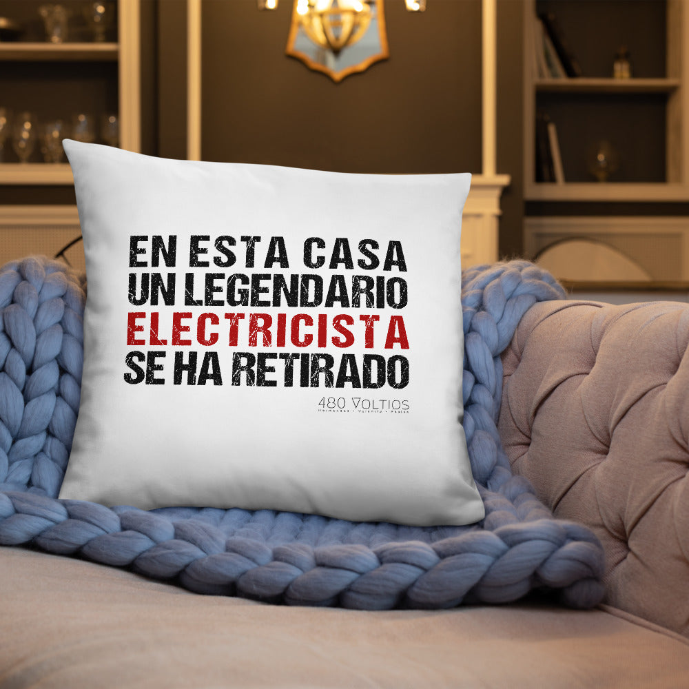 A Legendary Electrician is Retired Basic Pillow Spanish