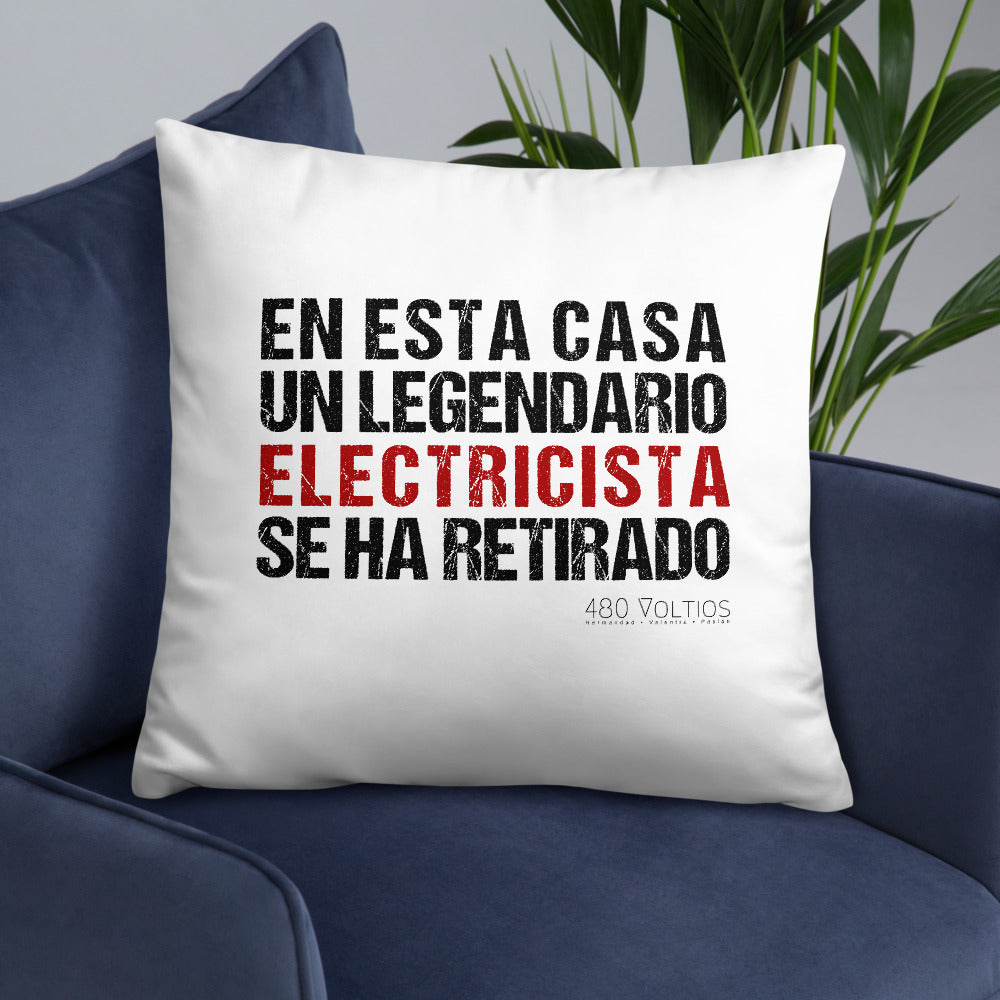 A Legendary Electrician is Retired Basic Pillow Spanish